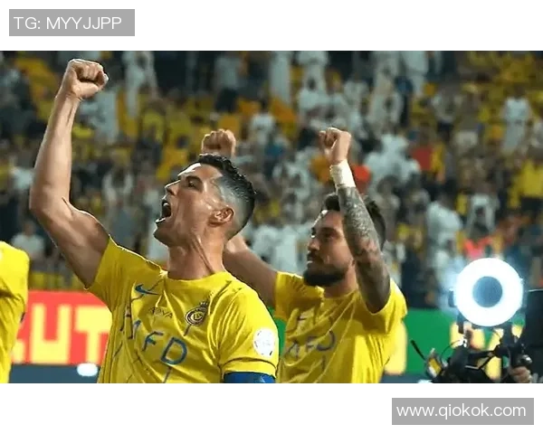 足球明星激情庆祝瞬间握拳举手展现胜利的力量与团结