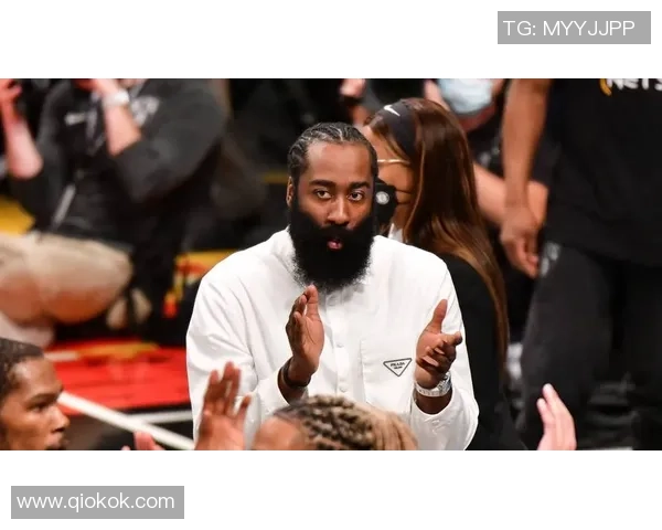 哈登跨界挑战足球明星展现运动员多才多艺的精彩瞬间